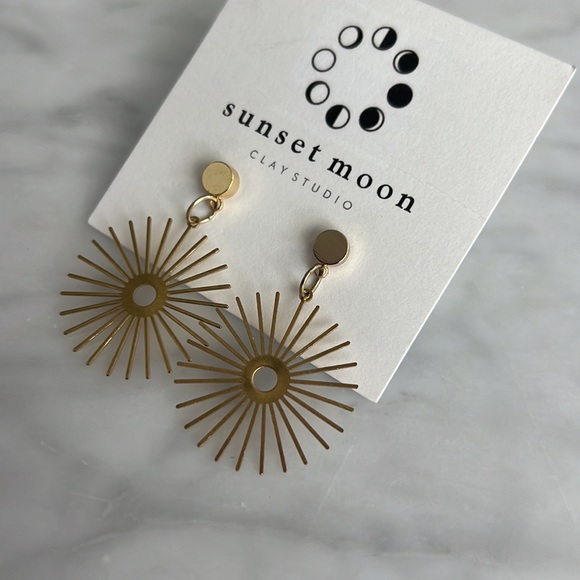 🌼HANDMADE🌼 Sunburst Minimalist Bohemian Brass Earrings - Picture 2 of 4